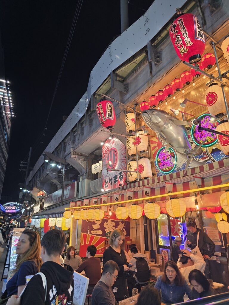 fachada del Uohama Ameyoko-ten, un conocido izakaya (taberna tradicional japonesa) de mariscos situado en el animado mercado de Ameya-Yokochō (Ameyoko), en Ueno, Tokio