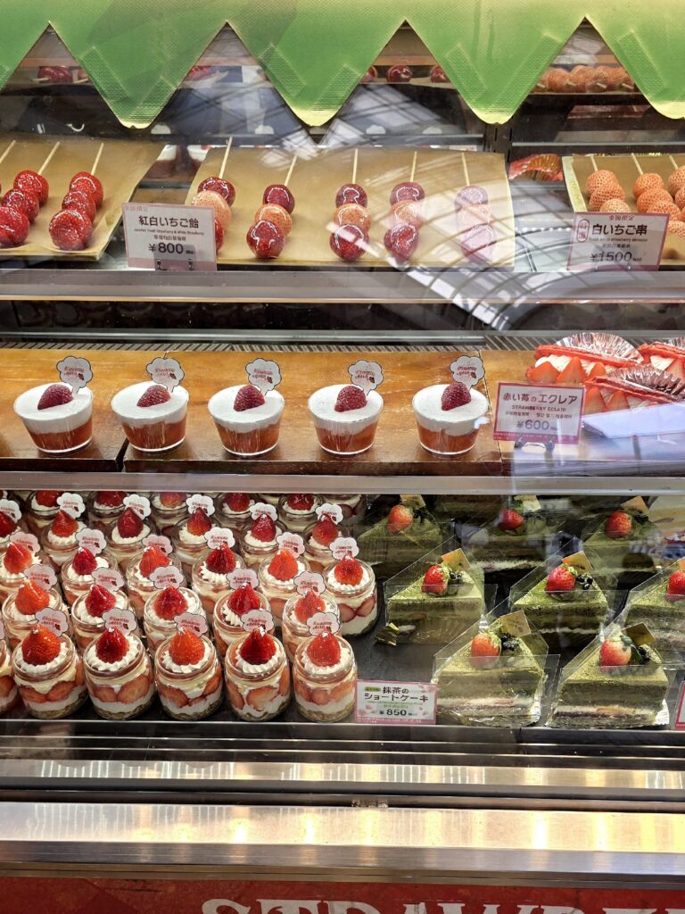 Strawberry Mania en Osaka, Japón, un local especializado en dulces elaborados con fresas.