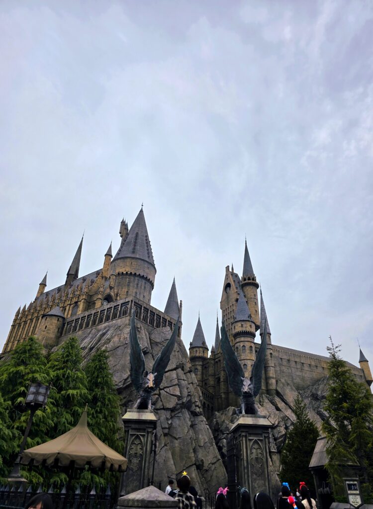 castillo de Hogwarts en The Wizarding World of Harry Potter dentro del parque temático Universal Studios Japón, ubicado en Osaka