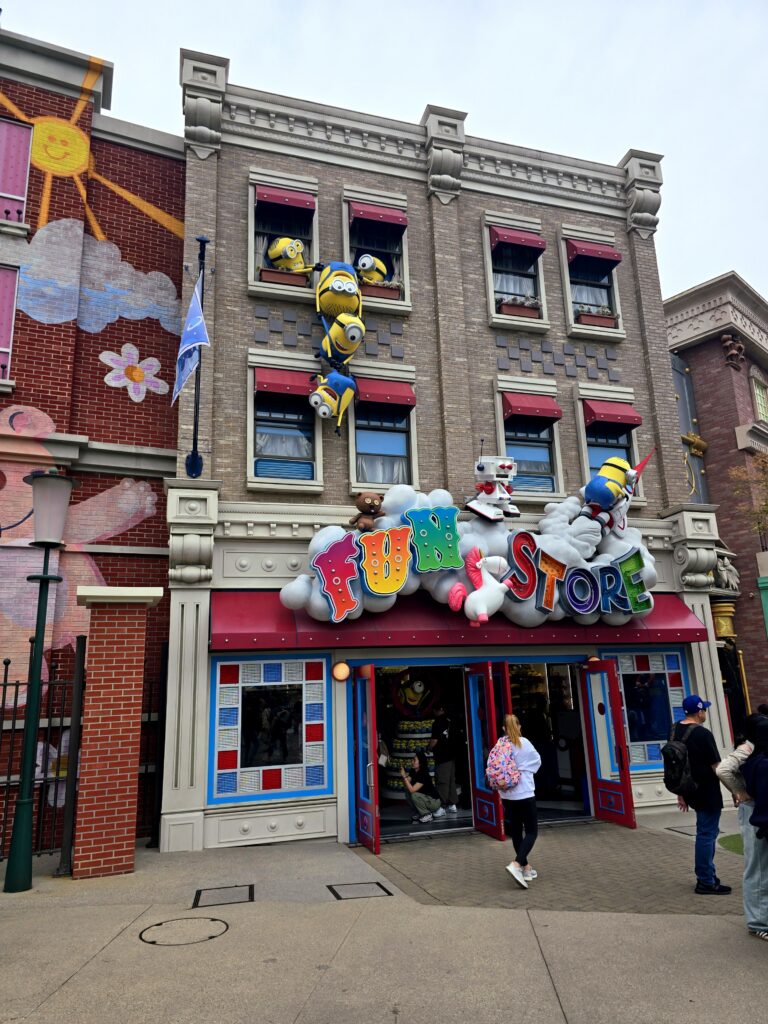 tienda Fun Store ubicada en el área de Minion Park en Universal Studios Japan en Osaka, Japón