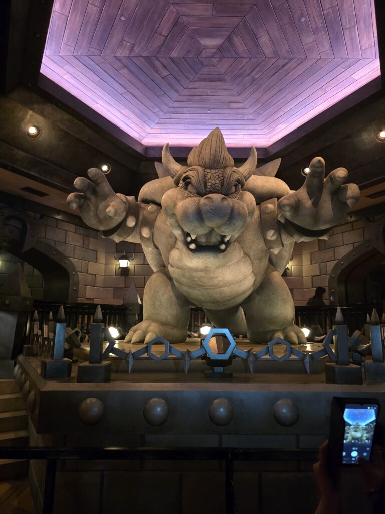 figura animatrónica de Bowser dentro del castillo del villano en el área temática de Super Nintendo World, ubicada en Universal Studios Japan en Osaka