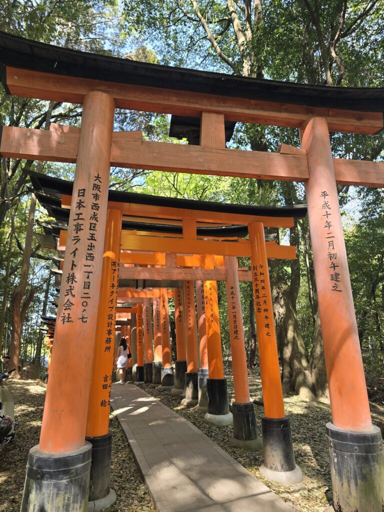 icónicos túneles de puertas rojas torii del santuario sintoísta Fushimi Inari-taisha en Kioto,