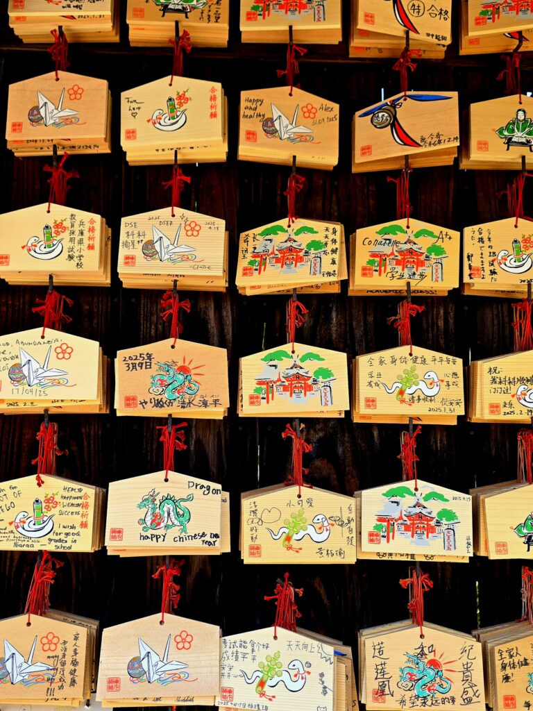 Tablillas de madera llamadas ema, que se utilizan en los templos y santuarios de Japón para escribir deseos o plegarias.