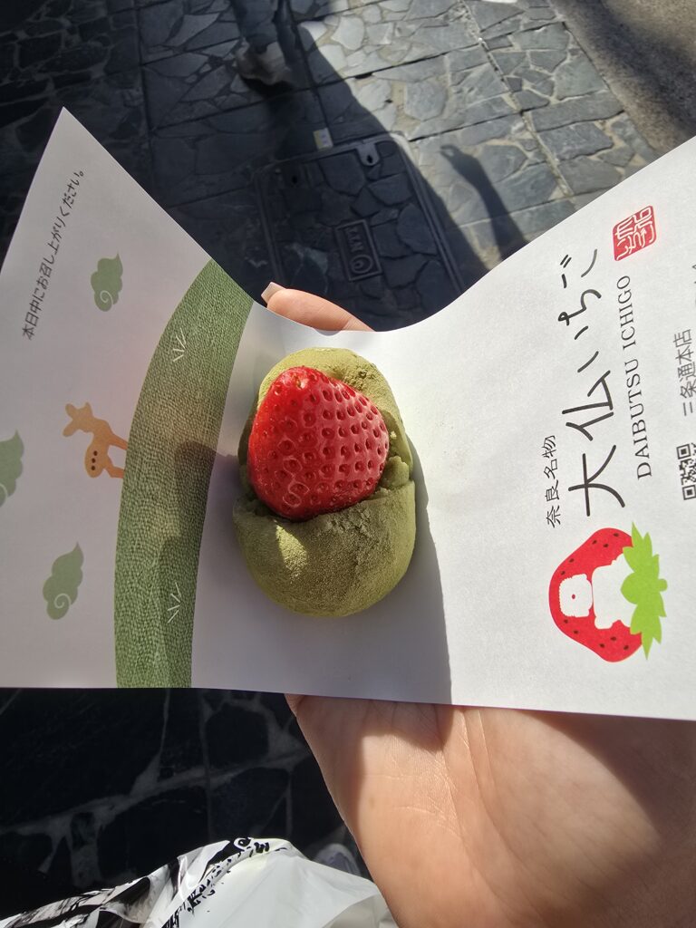 daifuku de fresa con matcha (un dulce tradicional japonés de arroz glutinoso relleno o coronado con una fresa fresca y pasta de té verde), muy popular y viral en zonas turísticas de Japón como Kioto y Nara.