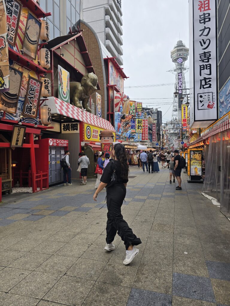 animado y retro barrio de Shinsekai en Osaka, Japón, con la emblemática Torre Tsūtenkaku al fondo