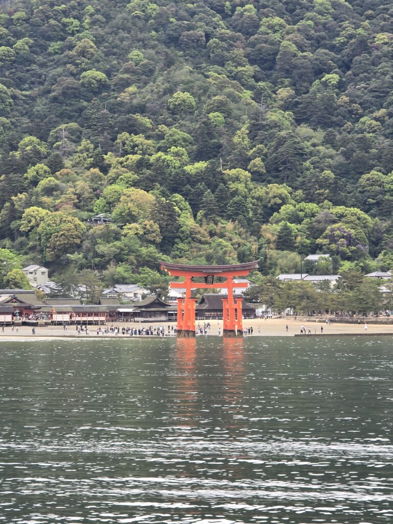 Torii flotante del Santuario Itsukushima en la isla de Miyajima, Japón.