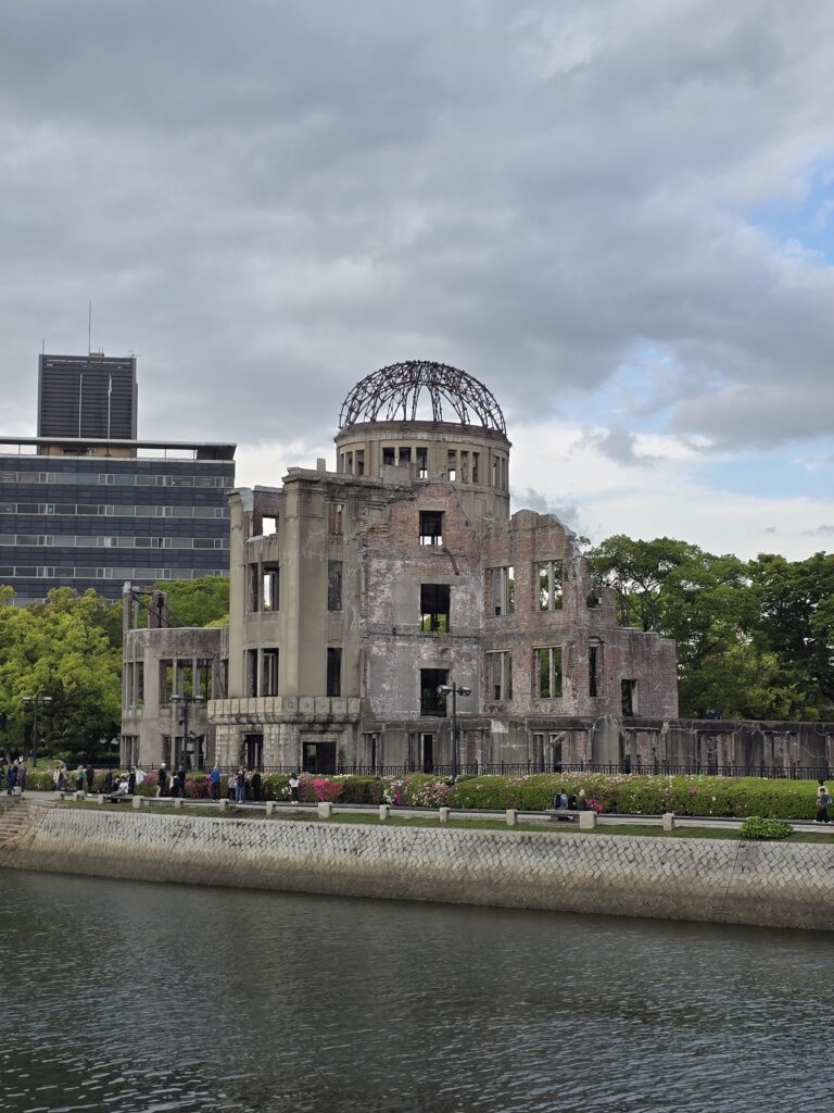 Ruinas de la Cúpula Genbaku, monumento histórico de la Segunda Guerra Mundial en Hiroshima, Japón.