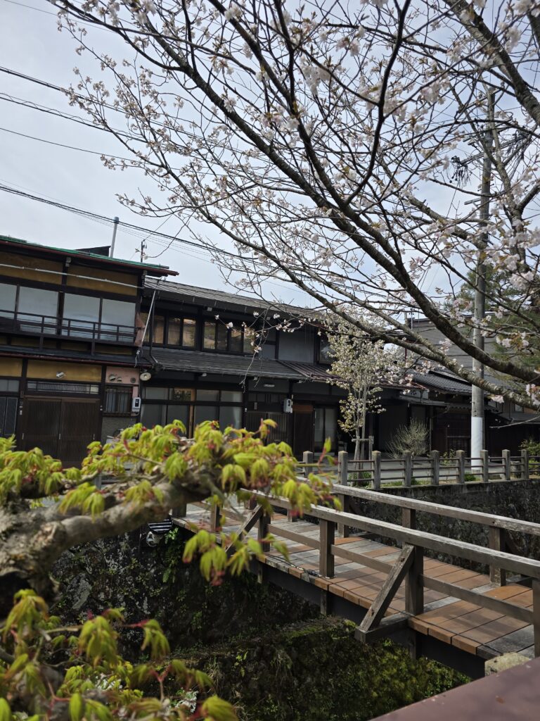 Canal Setogawa y el barrio de almacenes de paredes blancas (shirakabe dozo) en Hida-Furukawa