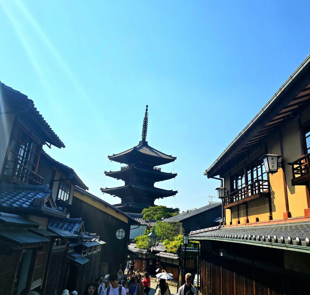 la famosa Pagoda Yasaka (templo Hokan-ji) vista desde una calle tradicional en el distrito de Higashiyama, en Kioto, Japón