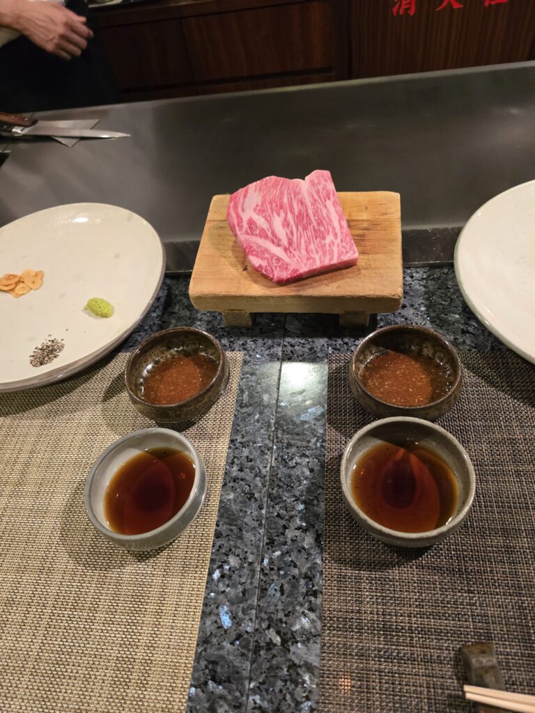 Corte de carne de vacuno crudo con un alto nivel de grasa infiltrada, carne de Kobe