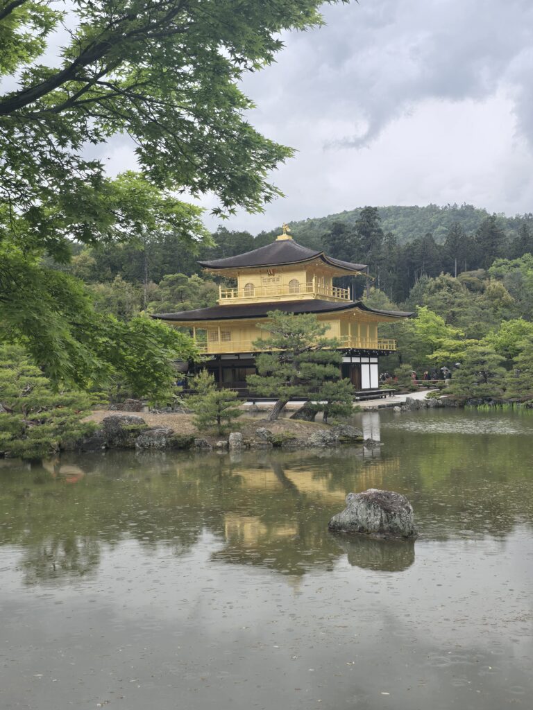 Kinkaku-ji o Pabellón Dorado, un famoso templo budista zen ubicado en Kioto, Japón