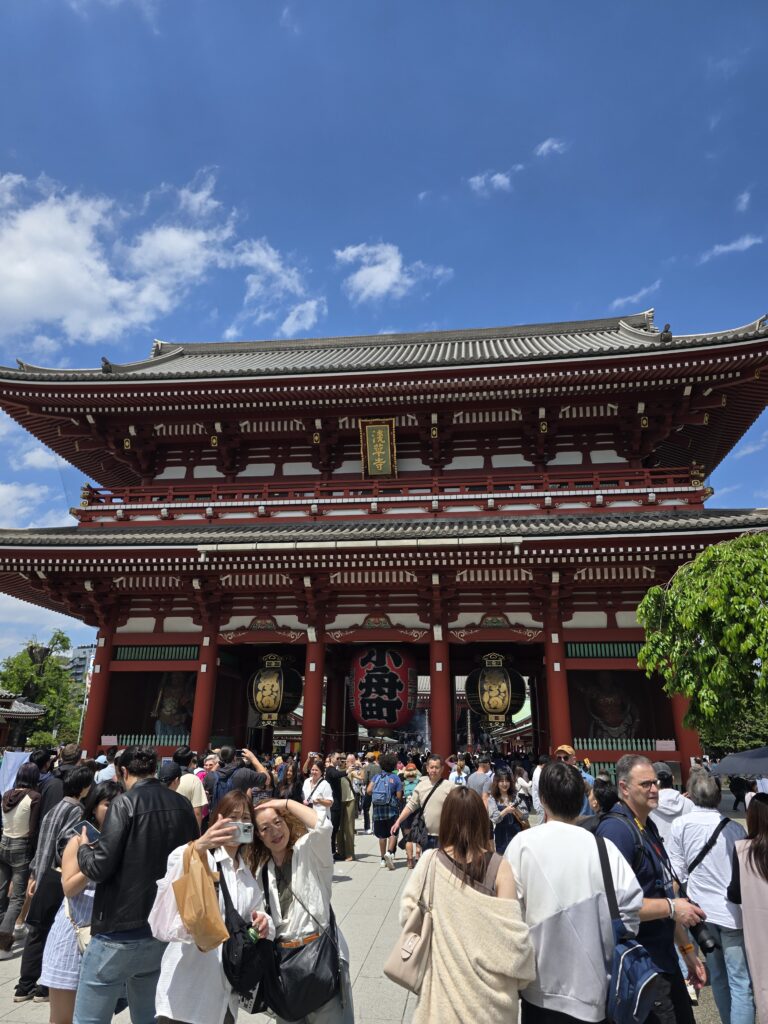 puerta Hōzōmon del famoso templo Sensō-ji en el distrito de Asakusa, en Tokio, Japón