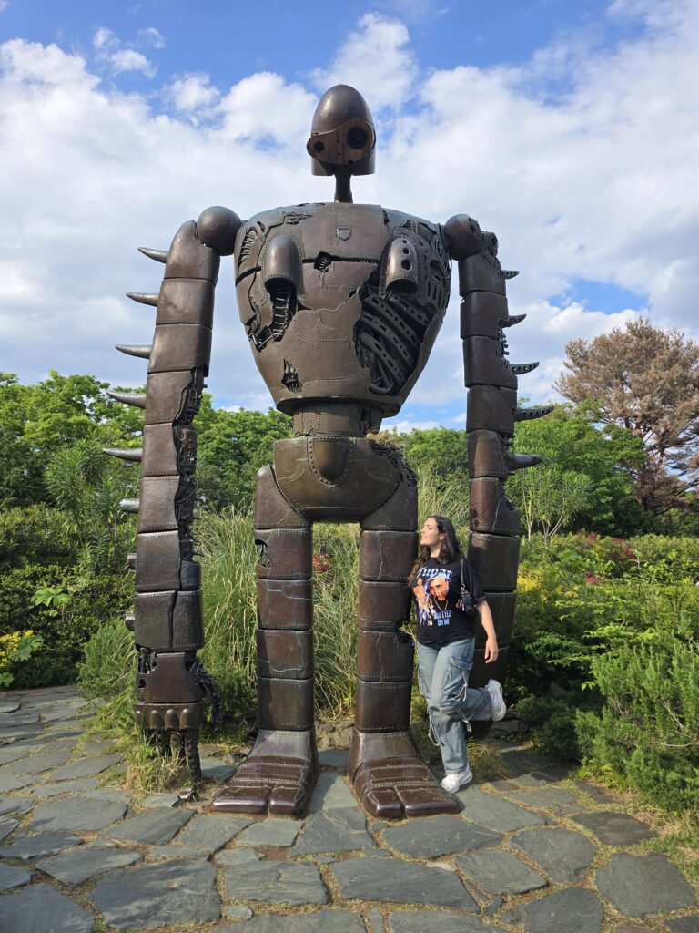 estatua del soldado robot de la película El castillo en el cielo de Studio Ghibli, ubicada en el tejado del Museo Ghibli en Mitaka, Tokio, Japón