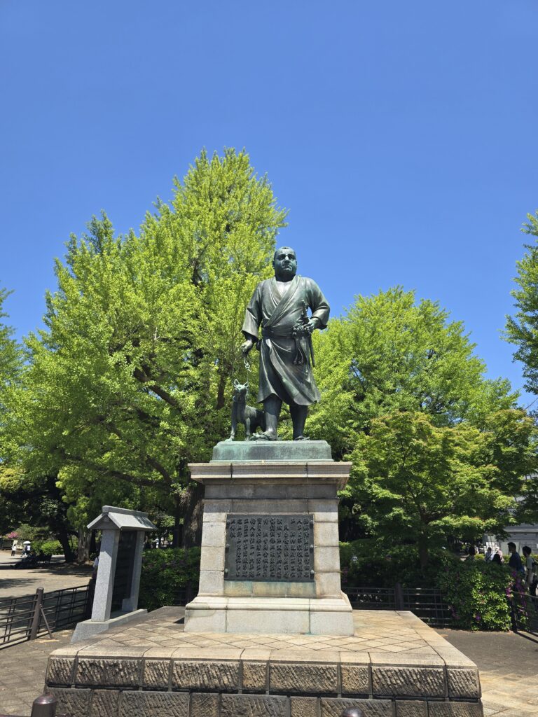 estatua de bronce de Saigō Takamori ubicada en el Parque Ueno de Tokio, Japón