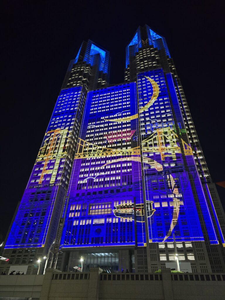 Edificio del Gobierno Metropolitano de Tokio iluminado con el espectáculo nocturno de proyección de luz Tokyo Night & Light
