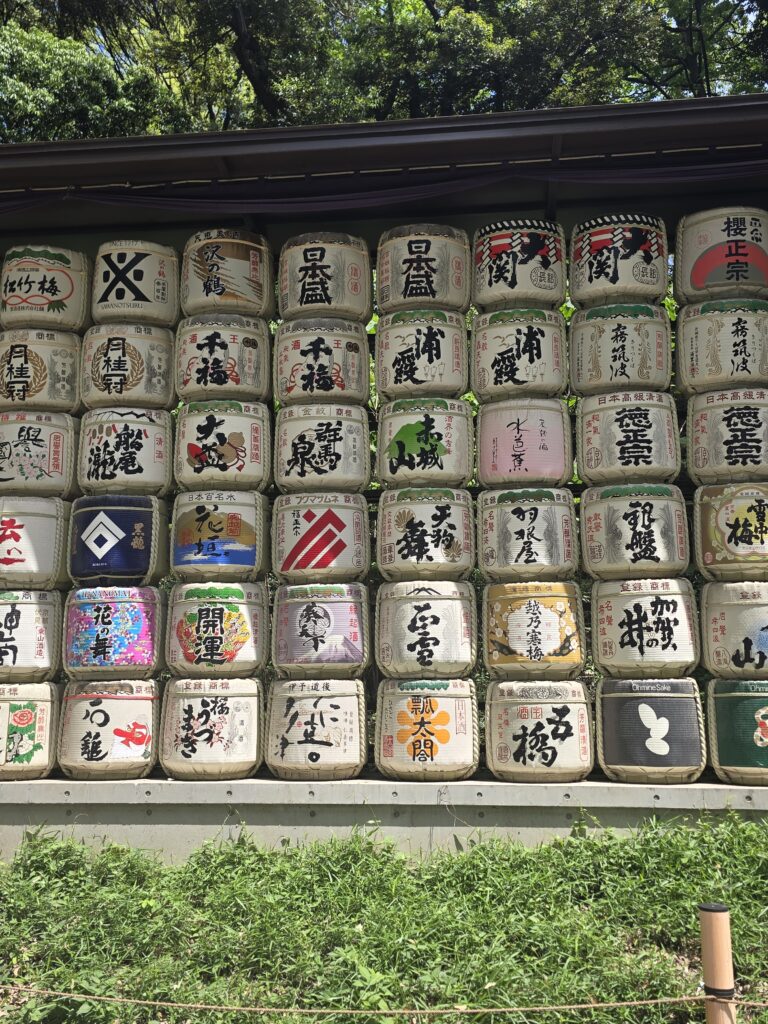 pared de kazaridaru (barriles de sake ceremonial) en el Santuario Meiji Jingu de Tokio, Japón.