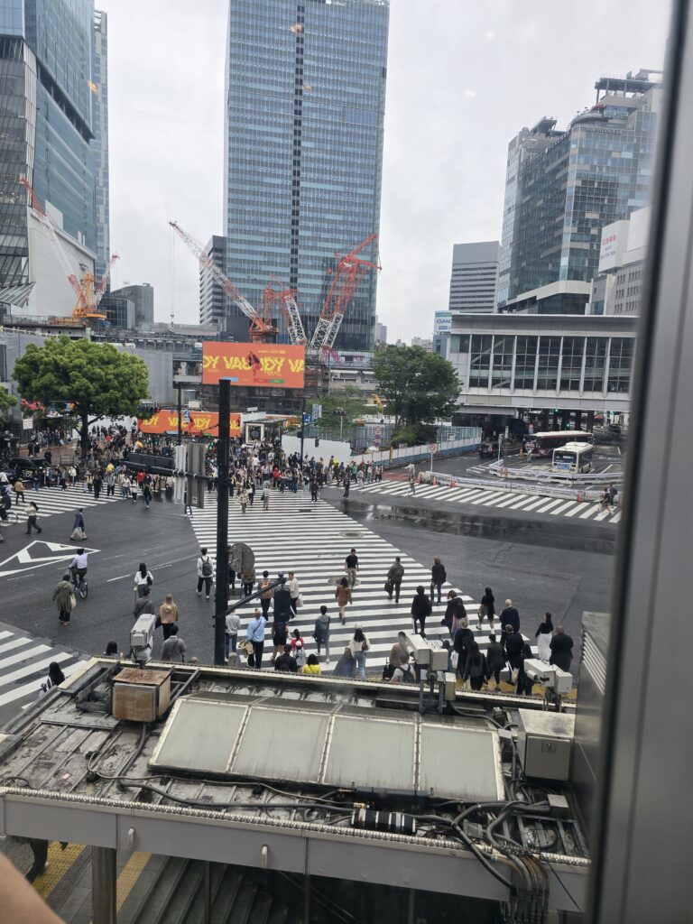Cruce de Shibuya (Shibuya Scramble Crossing) en Tokio, Japón