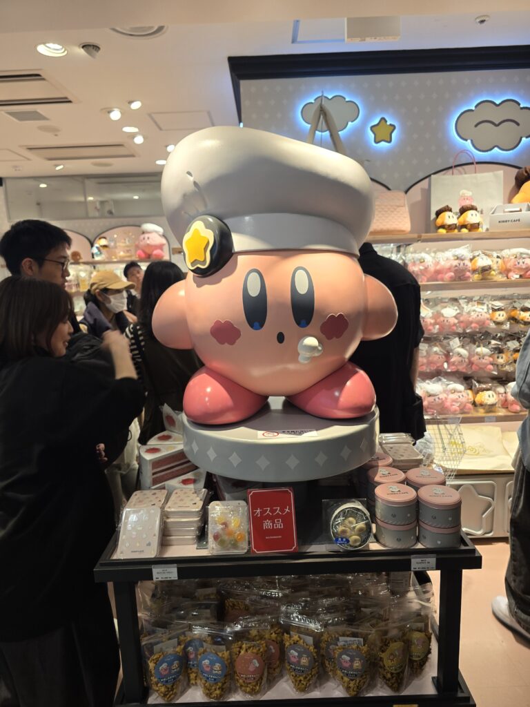 gran figura decorativa del personaje Kirby con un sombrero de cocinero en la tienda Kirby Café Petit situada en la Tokyo Character Street de la estación de Tokio.