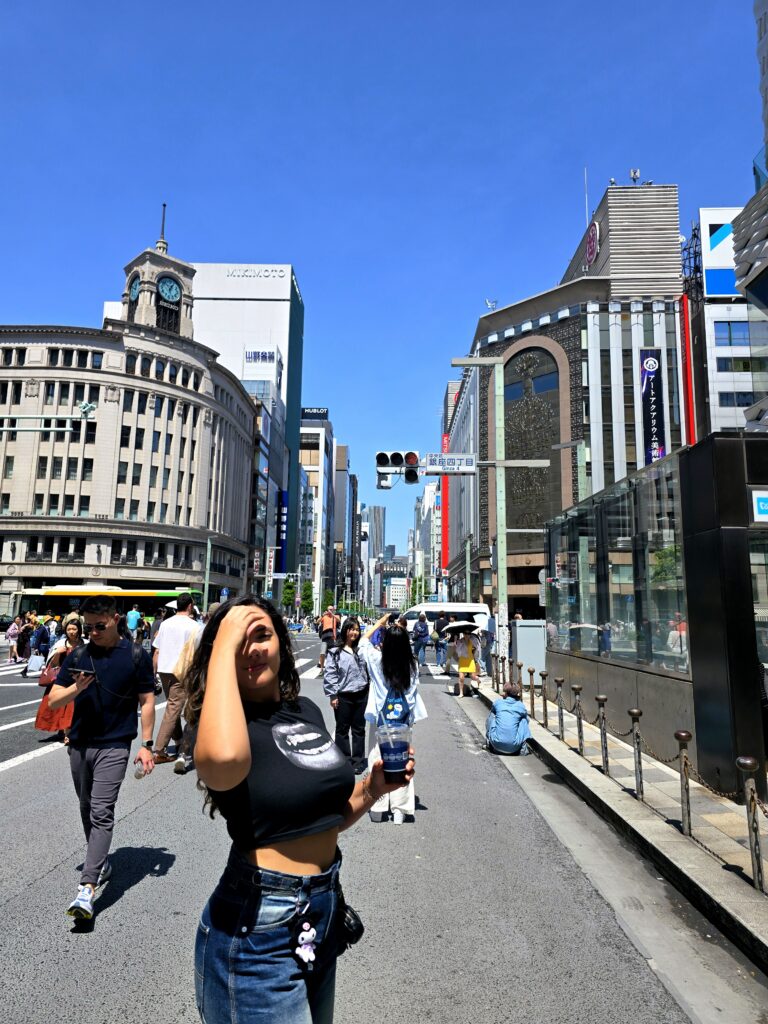 Avenida principal Chūō-dōri en el lujoso distrito de Ginza, en Tokio (Japón), con el emblemático edificio con torre del reloj de Wako y los grandes almacenes Mitsukoshi al fondo.
