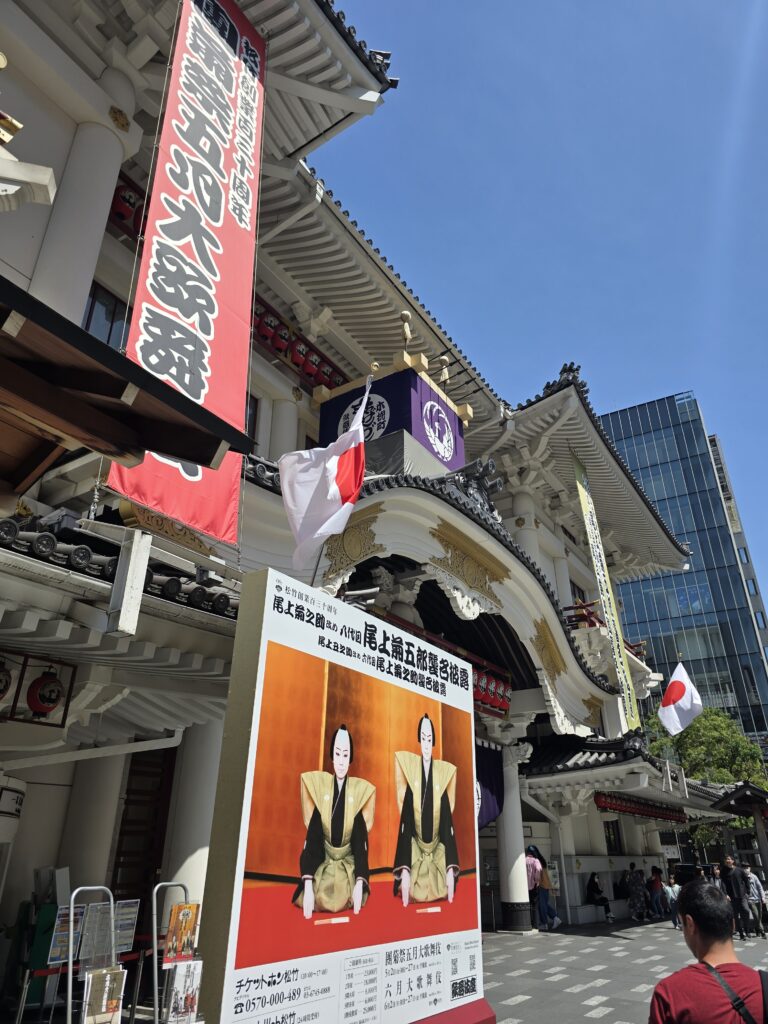 vista exterior del famoso teatro Kabukiza, ubicado en el distrito de Ginza, Tokio, Japón, especializado en el teatro tradicional kabuki.