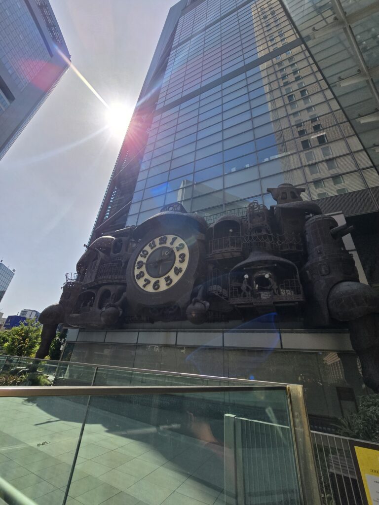 Reloj Gigante de Nippon Television (Nittere Odokei), diseñado por el famoso director Hayao Miyazaki