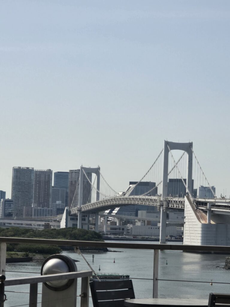 Puente Arcoíris (Rainbow Bridge) cruzando la bahía de Tokio, en Japón.