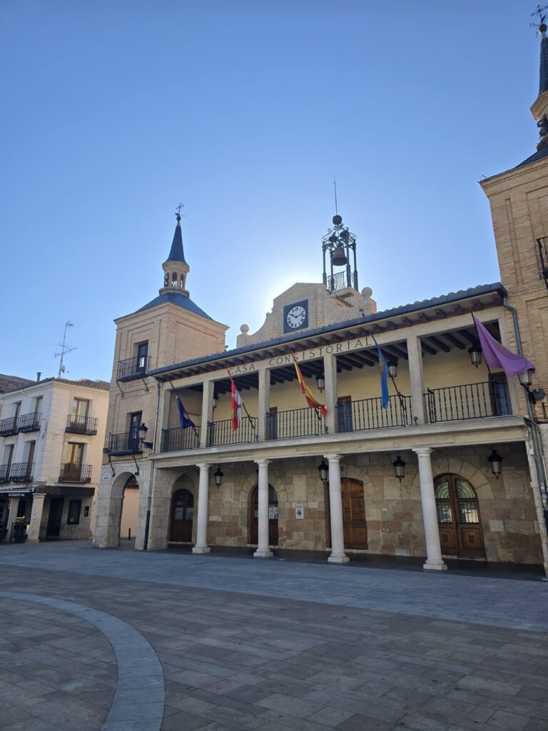 Edificio del Ayuntamiento en la Plaza Mayor de El Burgo de Osma, uno de los pueblos más bonitos de España.