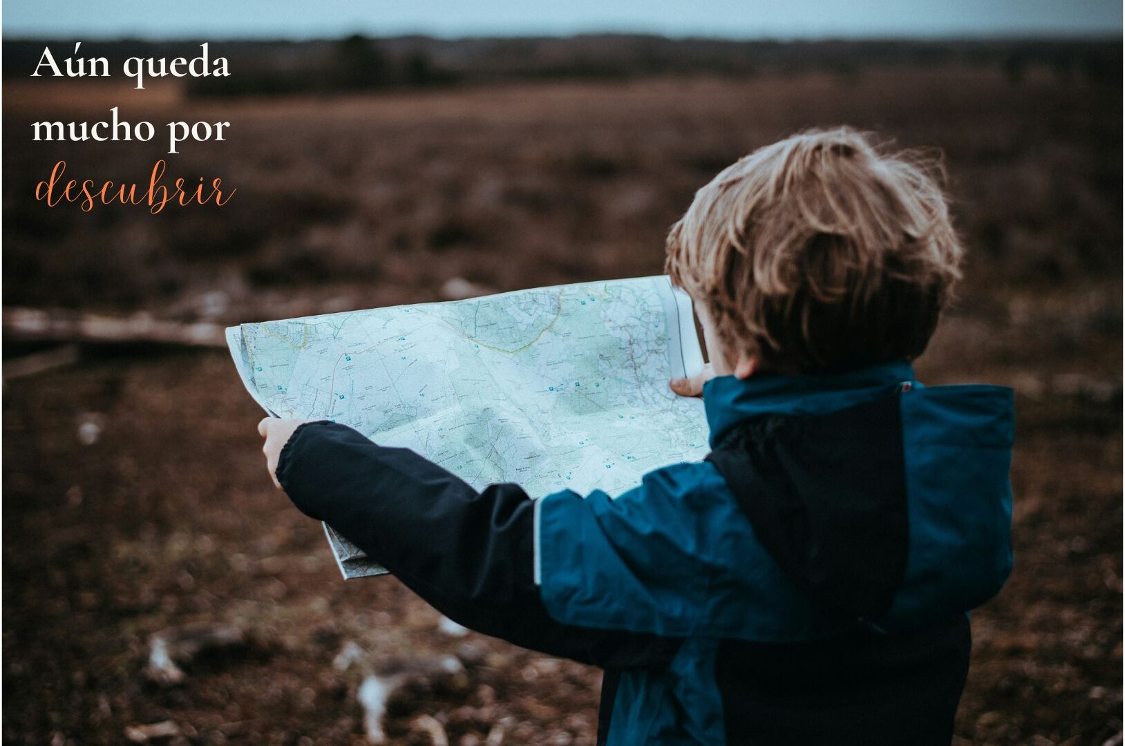 Niño sosteniendo mapa. Aún queda mucho por descubrir