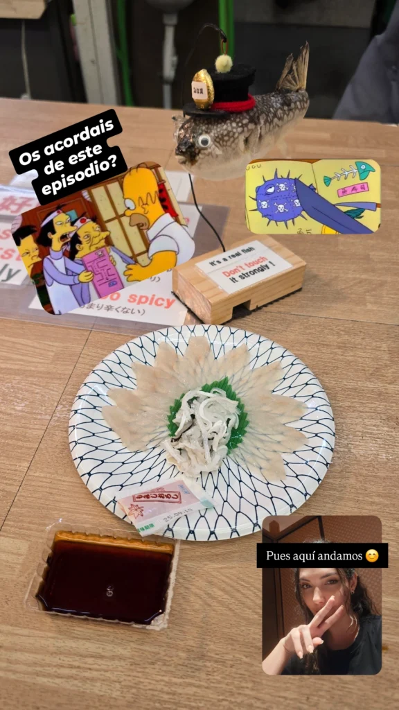 plato de sashimi de fugu (pez globo) finamente cortado en forma de flor sobre una hoja de shiso, acompañado de salsa y una referencia a Los Simpson.