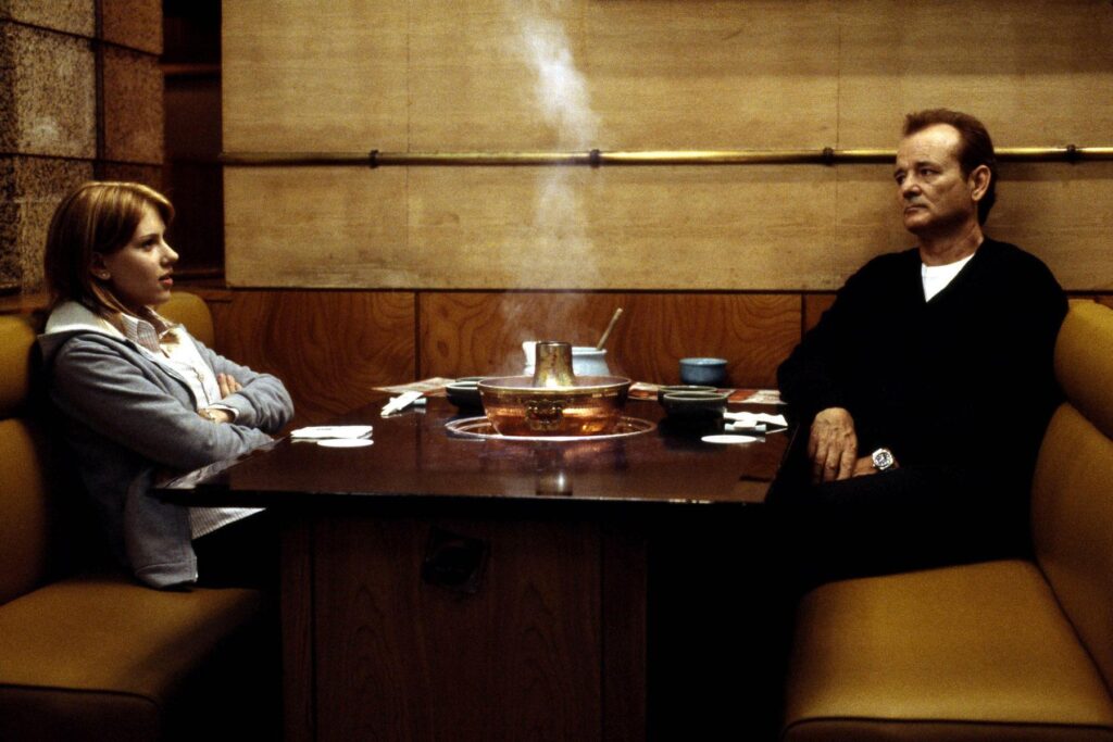 Scarlett Johansson y Bill Murray comiendo shabu-shabu en un restaurante tradicional de Tokio, Japón.