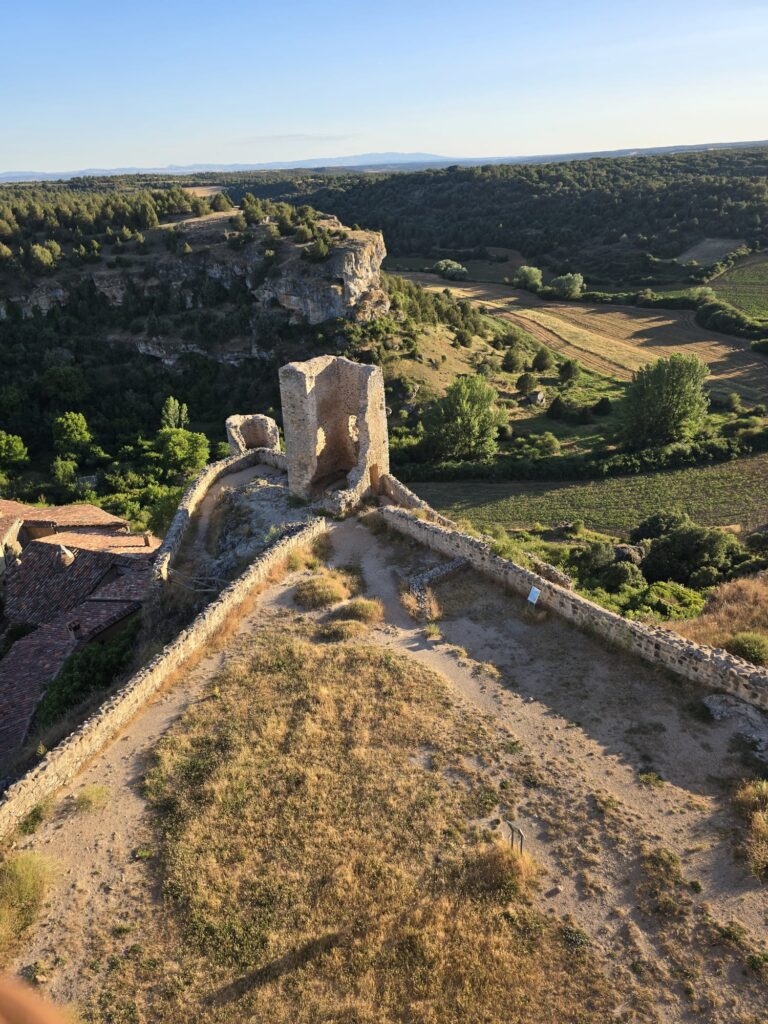 Ruinas de la torre del homenaje y murallas del Castillo de Calatañazor en Soria, con vistas al valle medieval donde Almanzor perdió su tambor.