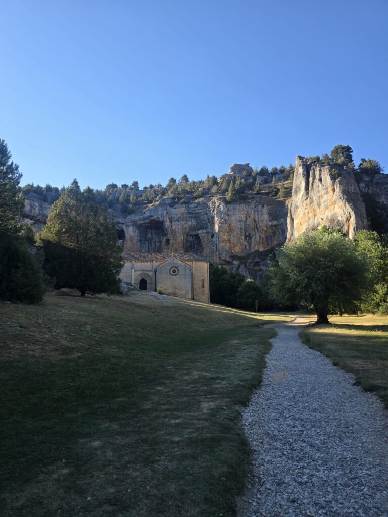 Fachada de la ermita templaria de San Bartolomé en Soria, destino de senderismo en el Parque Natural del Cañón del Río Lobos durante un día soleado.