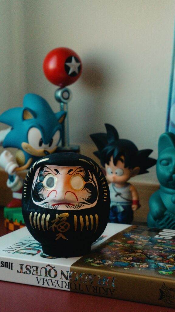 muñeco Daruma tradicional japonés de color negro