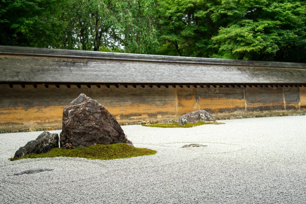 Jardín zen de piedras y grava blanca en el templo Ryoan-ji en Kioto, Japón.