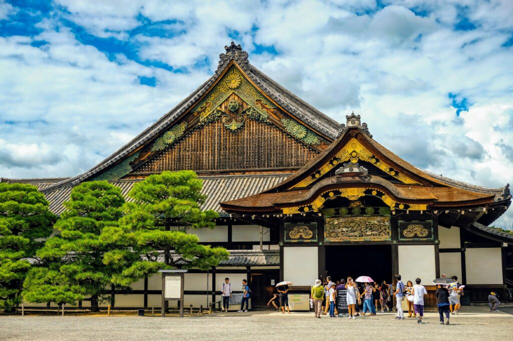 la entrada del Palacio Ninomaru, ubicado dentro del complejo del histórico Castillo de Nijō en Kioto, Japón