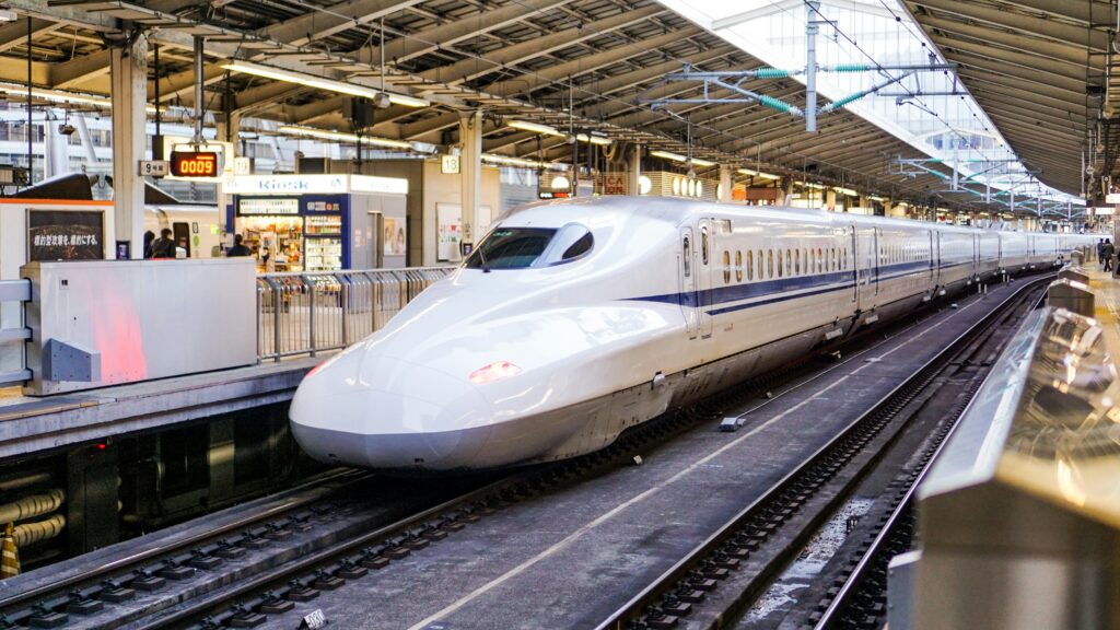 Tren bala japonés Shinkansen de la serie N700 en los rieles de una estación ferroviaria en Tokio, ideal para el transporte rápido en Japón.