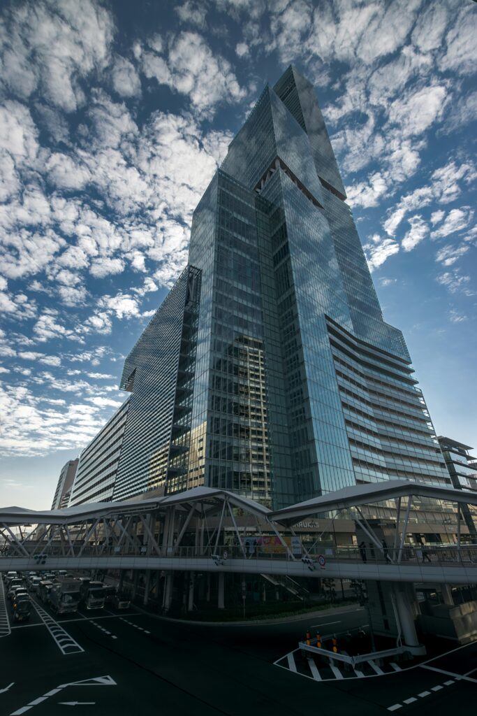 Abeno Harukas, un rascacielos multifuncional de 300 metros de altura situado en el distrito de Abeno, en Osaka, Japón