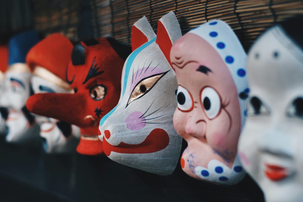 máscaras tradicionales japonesas de tipo o-men, que incluyen representaciones de un zorro (kitsune), un demonio (tengu o oni) y otros personajes del folclore nipón.