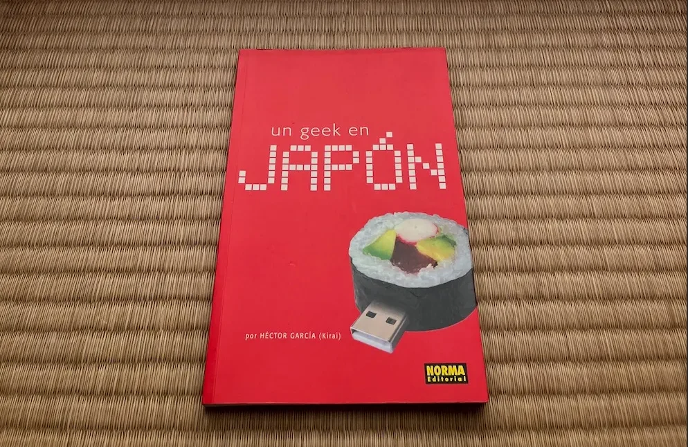 Libro Un geek en Japón de Héctor García sobre un suelo de tatami tradicional japonés.