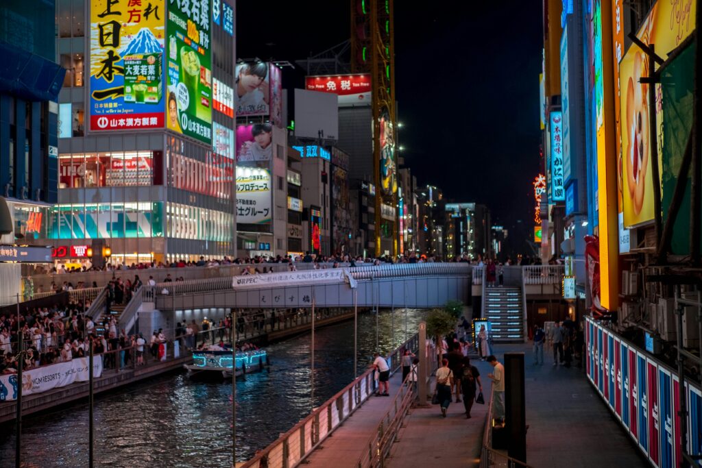 El canal de Dōtonbori en Osaka, Japón, muestra su famosa zona comercial iluminada por luces de neón por la noche.