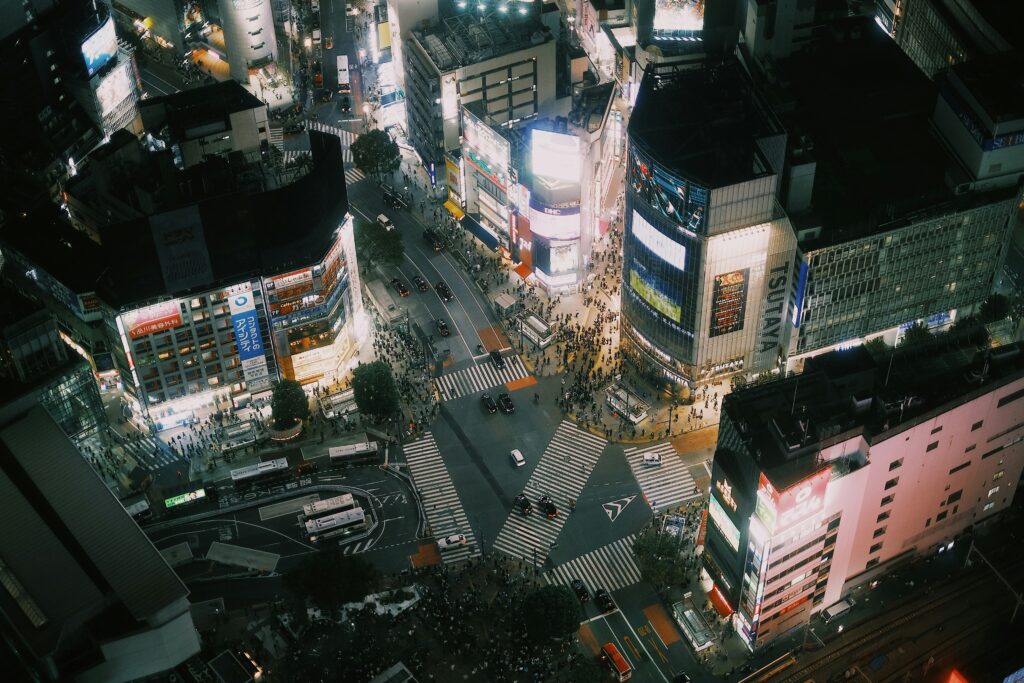 vista aérea nocturna del famoso Cruce de Shibuya (Shibuya Crossing) en Tokio, Japón.