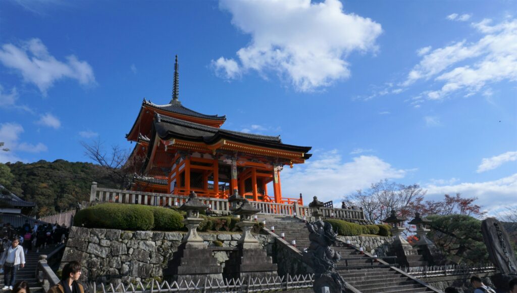 puerta oeste (Sai-mon) del icónico templo budista Kiyomizu-dera en Kioto, Japón