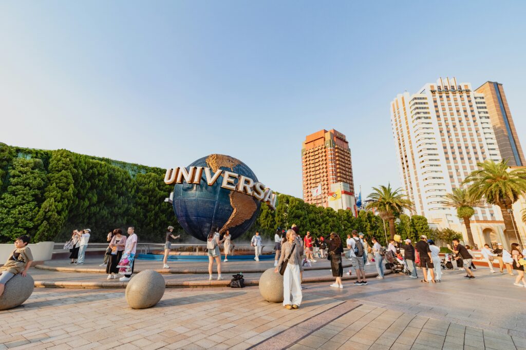 la emblemática esfera giratoria en la entrada principal de Universal Studios Japan, ubicado en Osaka, Japón