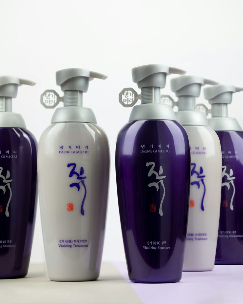 set de champú y tratamiento Daeng Gi Meo Ri Vitalizing, diseñado con extractos de hierbas medicinales coreanas para revitalizar el cabello