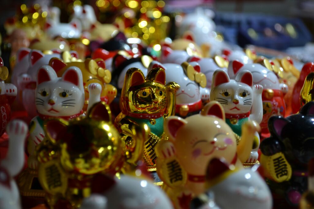 varias figuras de Maneki-neko, los tradicionales gatos de la suerte o de la fortuna de la cultura japonesa.