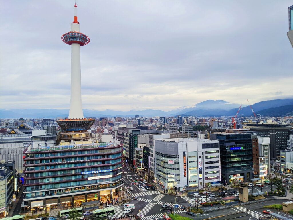 Torre de Kioto (Nidec Kyoto Tower), una emblemática torre de observación de 131 metros de altura situada frente a la estación principal de la ciudad en Japón