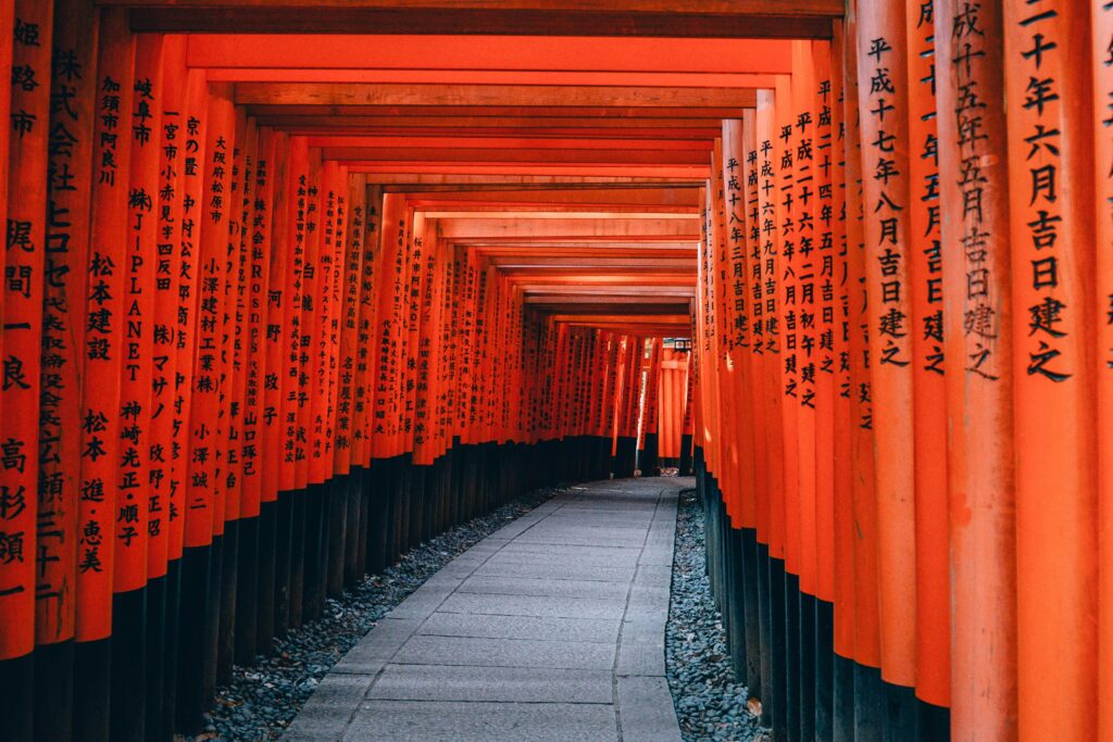 sendero de los túneles formados por puertas tradicionales torii rojas en el santuario Fushimi Inari-Taisha en Kioto