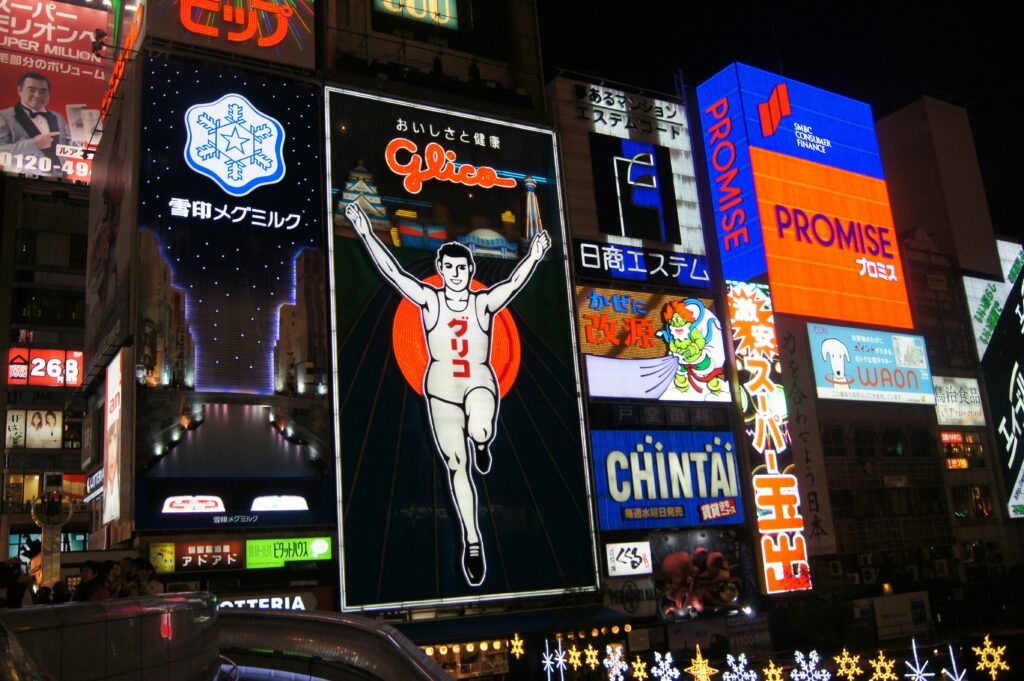 Letrero luminoso del Glico Man en el distrito de Dōtonbori, en Osaka, Japón.