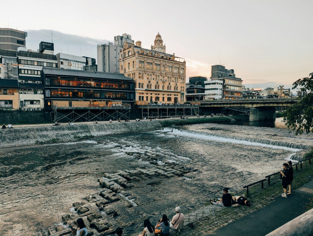 Río Kamo a su paso por la ciudad de Kioto.