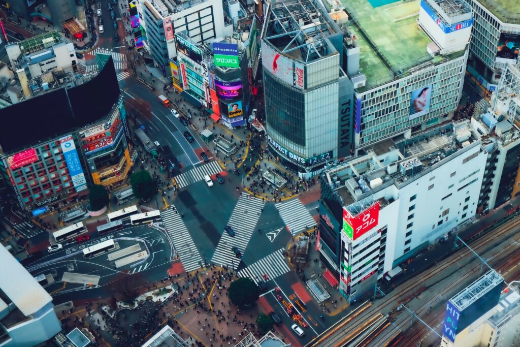 Vista aérea del famoso Cruce de Shibuya (Shibuya Scramble Crossing) en Tokio, Japón